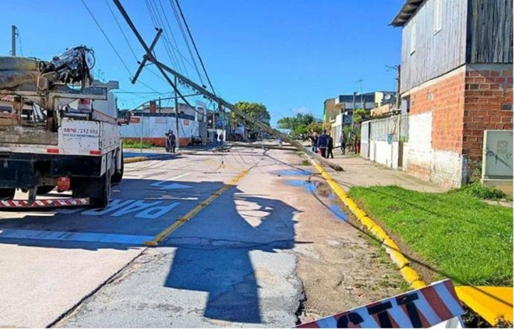 Ir para  <p>Ao menos 8 mil clientes da AES Sul seguem sem energia el&eacute;trica na manh&atilde; desta quarta-feira no Rio Grande do Sul. Os fortes ventos provocados pela chegada de um ciclone extratropical deixaram milhares de casas sem...